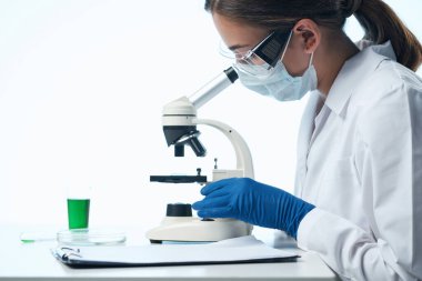 Kadın bilim adamı mikroskop araştırması yapan biyoloji teşhisi