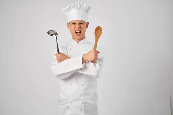 Homme en uniforme de chefs avec ustensiles de cuisine préparation des aliments Professionnel — Photo