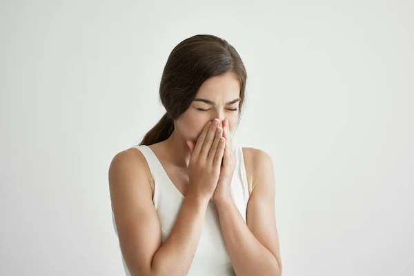 Άρρωστη γυναίκα σε λευκό μαντήλι κορυφή μαντίλι καταρροή προβλήματα υγείας μύτη κρύο γρίπη — Φωτογραφία Αρχείου