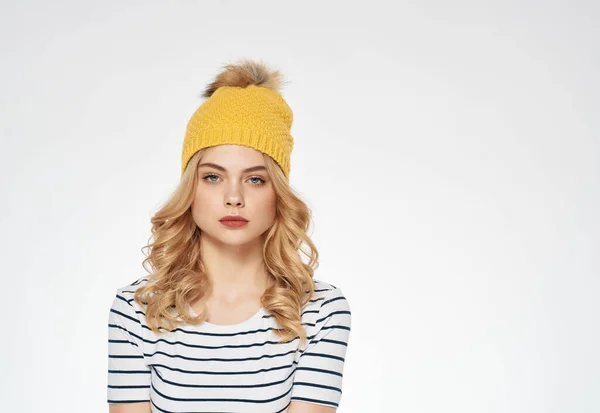 Mujer en camiseta rayada con sombrero amarillo labios rojos vista recortada — Foto de Stock