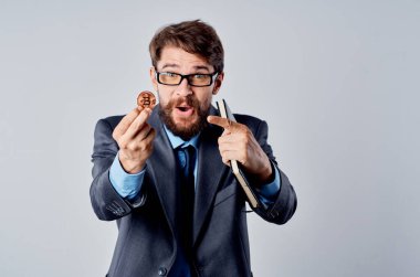 Takım elbiseli iş adamı kripto para birimi Bitcoin ellerde duygu elektronik para yatırım