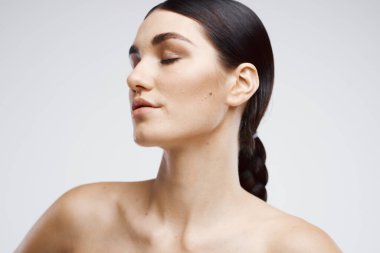 Esmer, çıplak omuzlar. Temiz cilt tüy dökücü bakım.