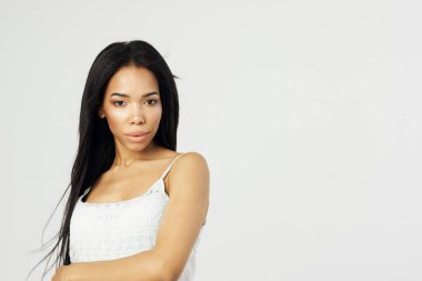 Beyaz tişörtlü Afrikalı kadın kozmetik moda lüksü.