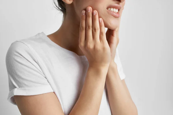 Mujer con dolor de muelas sosteniendo la cara medicina odontología — Foto de Stock