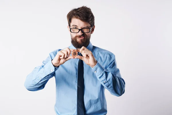 Geschäftsmann, sobald Bitcoin-Technologie Marketing-Investitionen finanziert — Stockfoto