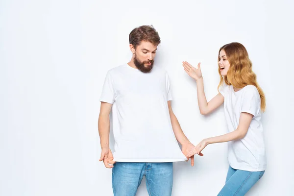 Молода пара в білих футболках дизайн повсякденний одяг — стокове фото