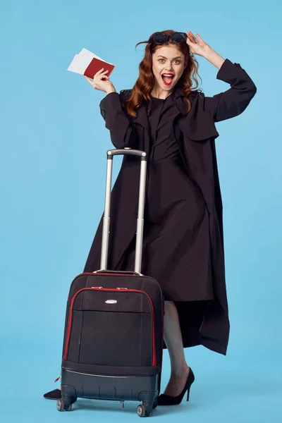 黒のコートの荷物空港での女性旅行青｜ビジネス旅行 — ストック写真