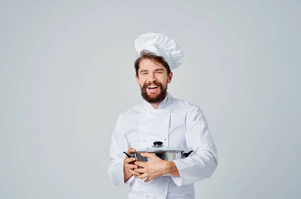 Chef masculino com uma panela em suas mãos cozinhar comida cozinha estilo de vida — Fotografia de Stock