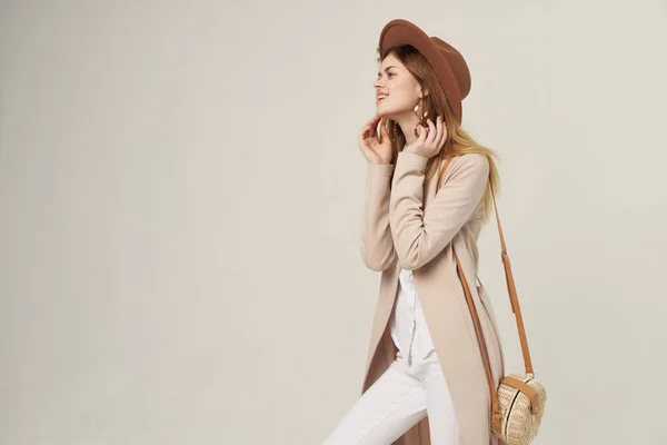 Mulher com chapéu saco moda posando estilo moderno — Fotografia de Stock