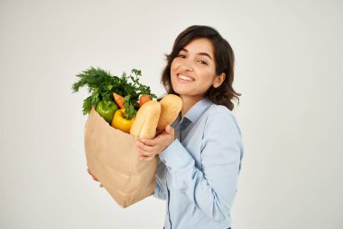 Marketten sebze alan neşeli bir kadın.