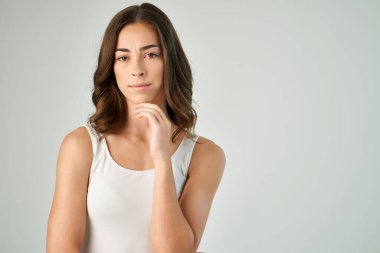 Beyaz atletli güzel esmer günlük yaşam tarzı pozu veriyor.