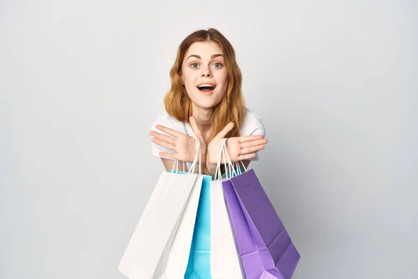 쇼핑하는 생활 방식을 보여 주는 다양 한 색상의 물품을 파는 여자 — 스톡 사진