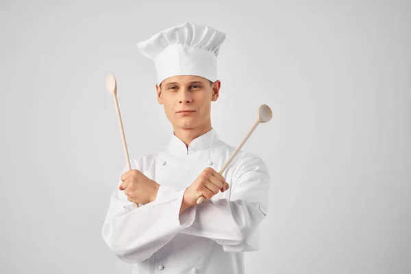 Uomo in cuoco uniforme utensili da cucina emozioni ristorante — Foto Stock