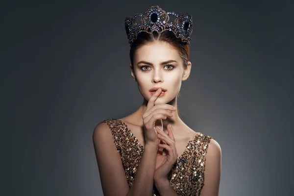 Kvinna med krona på huvudet dekoration Glamor lyx prinsessa — Stockfoto