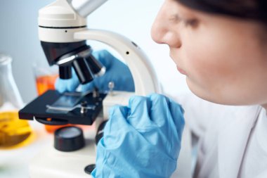 kadın laboratuvar asistanı biyoteknoloji kimya bilimi araştırması