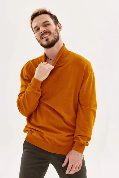 Hombre celebración cuello otoño estilo moda luz fondo — Foto de Stock