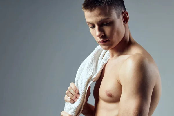 Retrato de un hombre deportivo bombeado toalla corporal primer plano gimnasio —  Fotos de Stock