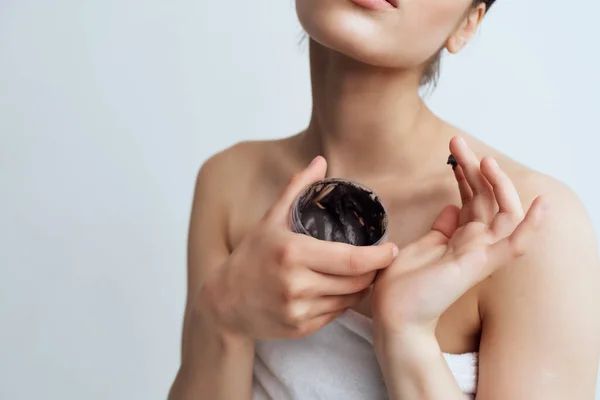 Frau mit nackten Schultern schwarze Creme Hautpflege — Stockfoto