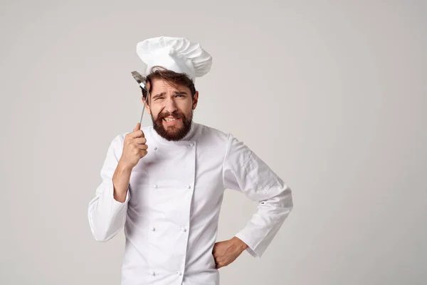 Chef Professional com uma concha na mão cozinhar comida serviço de cozinha — Fotografia de Stock