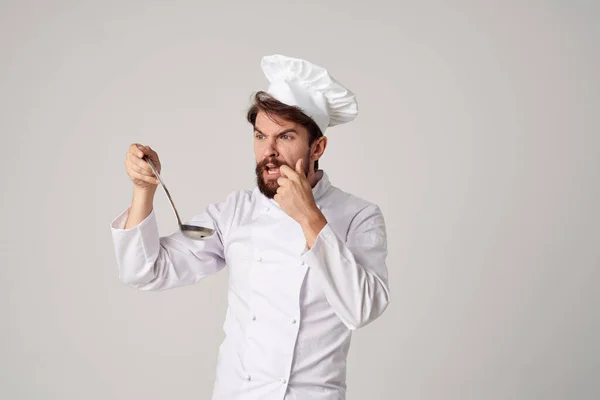 Chef masculino profissional com uma concha em suas mãos cozinhar trabalho — Fotografia de Stock