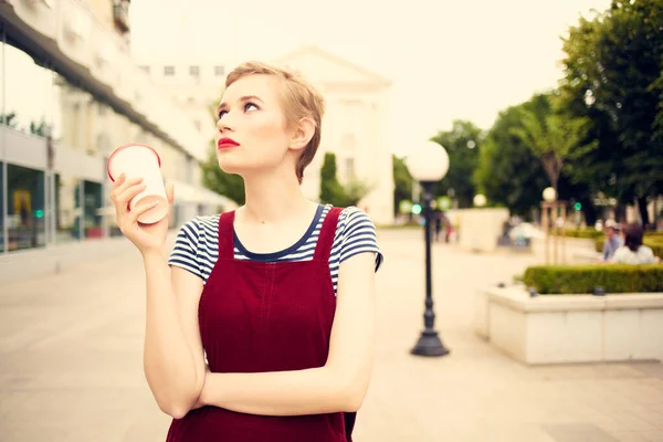 Mujer de pelo corto al aire libre moda posando vidrio con bebida — Foto de Stock