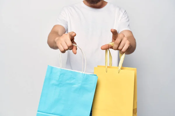 Hombre con bolsas de color sólido moda compras estilo de vida —  Fotos de Stock