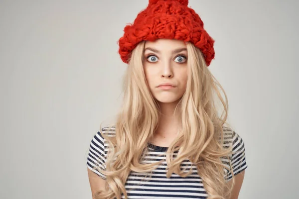 Mujer en rojo sombrero cosméticos glamour primer plano modelo —  Fotos de Stock