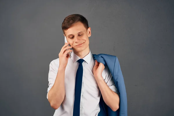 Zakenman in shirt met stropdas in gesprek aan de telefoon zelfvertrouwen kantoor — Stockfoto