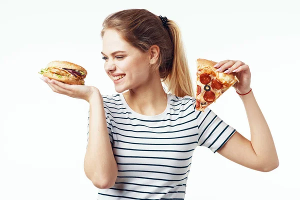 Mujer en rayas camiseta comer pizza comida rápida dieta luz fondo — Foto de Stock