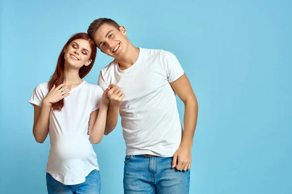 Jong paar zwanger vrouw familie blauw achtergrond — Stockfoto