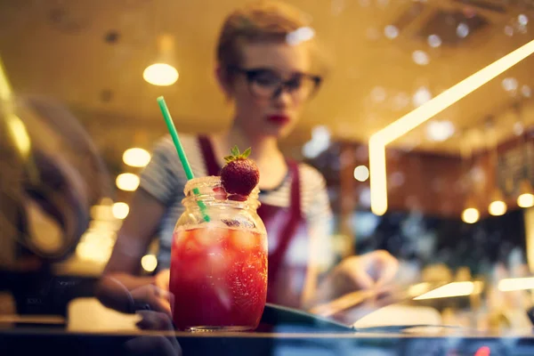 Красивая женщина сидит в кафе коктейль напиток отдыха образ жизни — стоковое фото