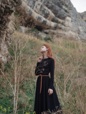 Güzel kadın siyah elbise dağ yürüyüşü