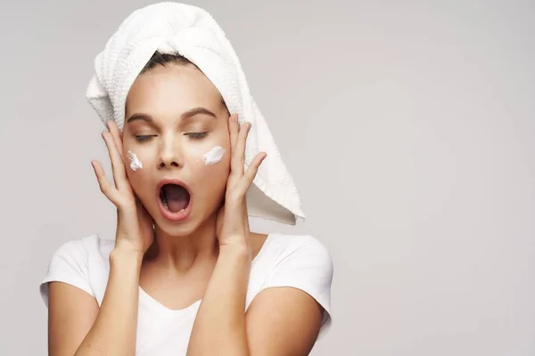 Femme avec serviette sur la tête crème visage peau propre cosmétologie — Photo