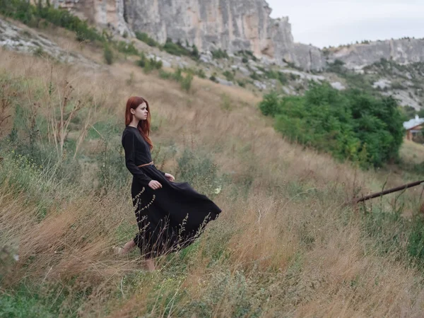 穿着黑衣的女人走风景旅行 — 图库照片