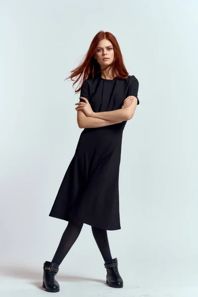 Bonito mulher ruiva no vestido preto dispensando estilo de vida estúdio — Fotografia de Stock