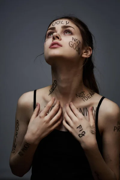 Mujer con inscripciones en su cuerpo depresión emociones fondo oscuro — Foto de Stock