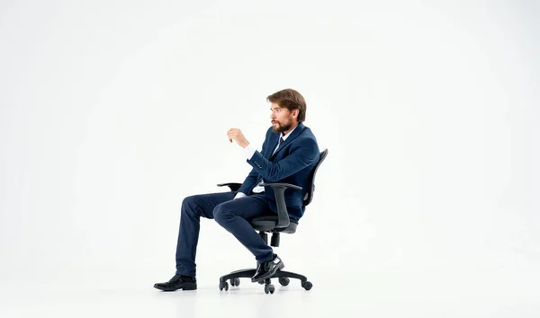 Homem de negócios em um terno sentado em um estúdio de emoções cadeira — Fotografia de Stock