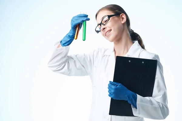 Assistante de laboratoire en blouse blanche recherche en solutions chimiques biotechnologie — Photo