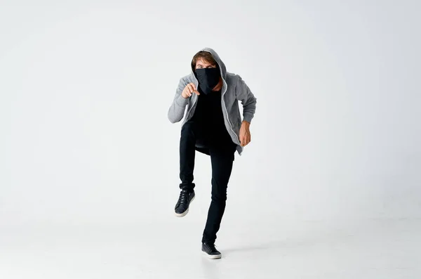 Κουκουλοφόρος που φοράει μάσκα ανωνυμία κλέφτης νταής γλιστρά — Φωτογραφία Αρχείου