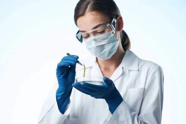 Žena laboratorní asistent lékařské masky výzkum laboratorní vědy — Stock fotografie