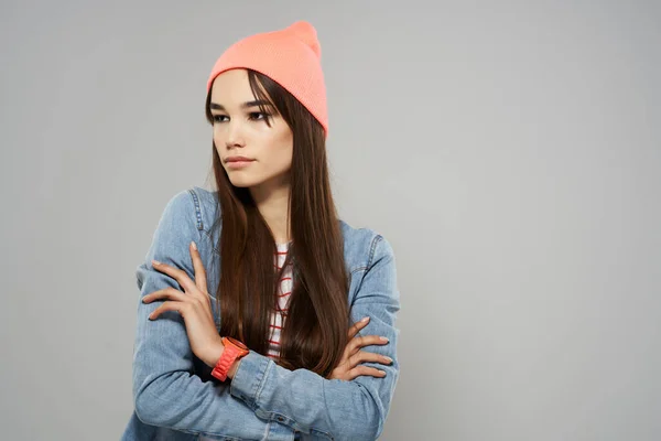 Brunette dragen roze hoed denim shirt poseren mode hipster — Stockfoto