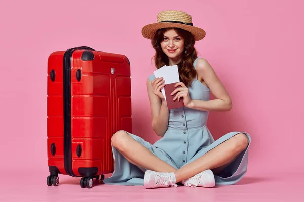 Žena s pasem a letenkou červená kufr dovolená cestující zblízka — Stock fotografie