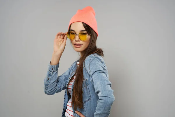 Красива жінка жовті окуляри рожевий капелюх студії моди тренд — стокове фото