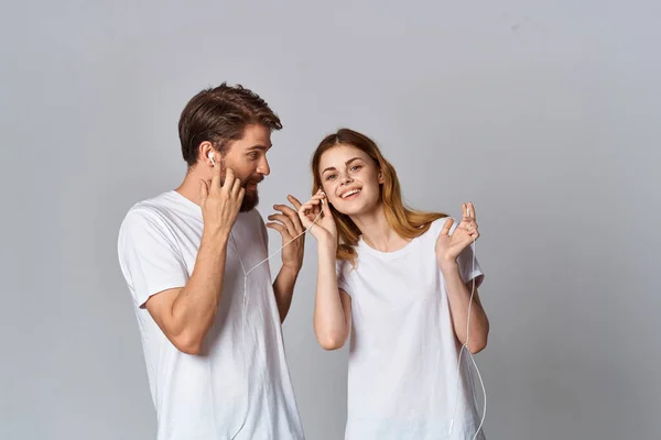 Joven pareja en auriculares escuchando música emociones divertido estilo de vida — Foto de Stock