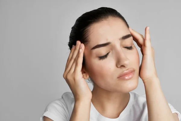 Mujer con dolor de cabeza insatisfacción problemas de salud medicina luz fondo —  Fotos de Stock