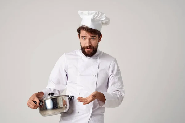 Barbudo chef masculino com uma panela em suas mãos cozinha restaurante trabalho — Fotografia de Stock