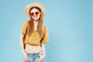 Şapkalı kadın yaz gezisi tarzı moda.