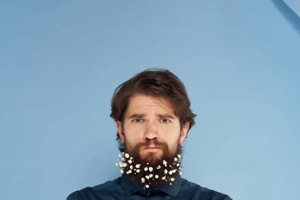 Homem com flores na barba vestindo camisa corte vista decoração emoção — Fotografia de Stock