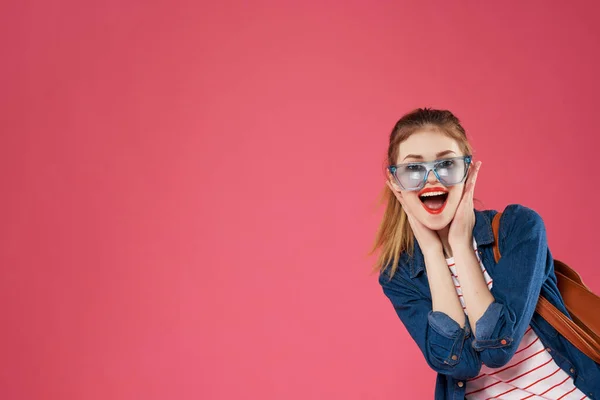 Vrolijk vrouw met rugzak mode emoties roze achtergrond — Stockfoto