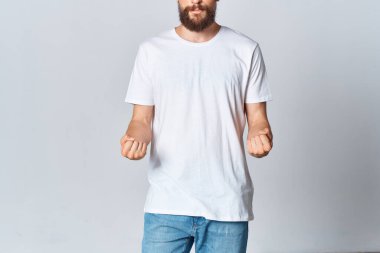 Beyaz tişörtlü ve kot pantolonlu adam. Reklam arkaplanı.